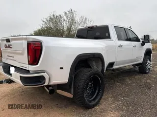 2020 GMC Sierra 3500HD Denali z VIN 1GT49WEY3LF337580, wystawiony jako Copart lot #43259415 z przebiegiem 68 334 mil mil oraz Czysty tytuł • Clean title. Historia ofert i sprzedaży dostępna na DreamBid. Obrazek 4.