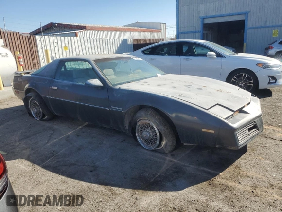 1983 Pontiac Firebird z VIN 1G2AS87H4DL227631, wystawiony jako Copart lot #73381454 z przebiegiem 92 009 mil mil oraz Czysty tytuł • Clean title. Historia ofert i sprzedaży dostępna na DreamBid. Obrazek 4.