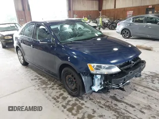 2014 Volkswagen Jetta SE z VIN 3VWD17AJ3EM409268, wystawiony jako IAAI lot #42673494 z przebiegiem 120 196 mil mil oraz . Historia ofert i sprzedaży dostępna na DreamBid. Obrazek 1.