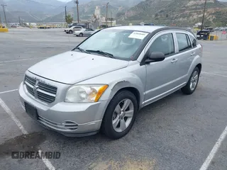 2010 Dodge Caliber SXT z VIN 1B3CB4HA9AD619378, wystawiony jako IAAI lot #42068680 z przebiegiem 182 668 mil mil oraz . Historia ofert i sprzedaży dostępna na DreamBid. Obrazek 2.