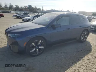 2023 BMW iX xDrive50 z VIN WB523CF03PCM86512, wystawiony jako Copart lot #48599385 z przebiegiem 18 215 mil mil oraz Szkoda całkowita • Salvage title. Historia ofert i sprzedaży dostępna na DreamBid. Obrazek 1.