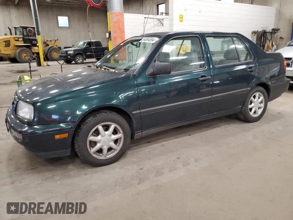 1998 Volkswagen Jetta z VIN 3VWSA81H5WM126169, wystawiony jako Copart lot #84884894 z przebiegiem 32 759 mil mil oraz Czysty tytuł • Clean title. Historia ofert i sprzedaży dostępna na DreamBid. Obrazek 1.