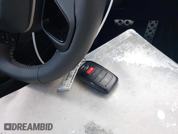 2025 Toyota Camry LE z VIN 4T1DAACK3SU571104, wystawiony jako IAAI lot #42084430 z przebiegiem 1 013 mil mil oraz . Historia ofert i sprzedaży dostępna na DreamBid. Obrazek 11.