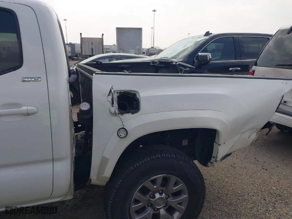 2018 Toyota Tacoma SR5 with VIN 5TFAZ5CN0JX063364, listed as a IAAI auction lot 41752426 with NaN miles. Bid and sale history available at carsss.com. Image 21.