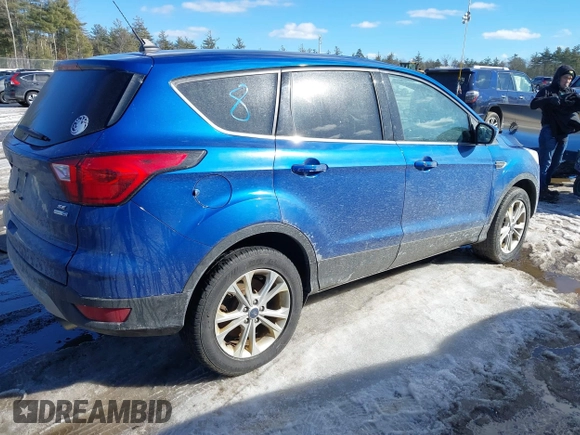 2019 Ford Escape SE z VIN 1FMCU9GD6KUA26821, wystawiony jako IAAI lot #41615726 z przebiegiem 98 071 mil mil oraz . Historia ofert i sprzedaży dostępna na DreamBid. Obrazek 4.