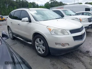 2011 Chevrolet Traverse 1LT z VIN 1GNKRGED3BJ268712, wystawiony jako IAAI lot #42088744 z przebiegiem Nie podano mil oraz . Historia ofert i sprzedaży dostępna na DreamBid. Obrazek 1.