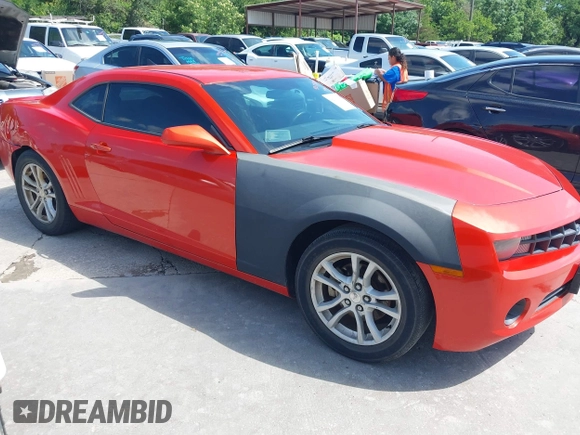 2013 Chevrolet Camaro LT z VIN 2G1FB1E35D9200406, wystawiony jako IAAI lot #42398599 z przebiegiem 118 700 mil mil oraz . Historia ofert i sprzedaży dostępna na DreamBid. Obrazek 1.