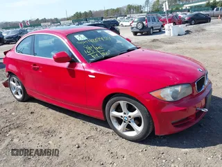 2011 BMW 1 Series 128i z VIN WBAUP9C52BVL89882, wystawiony jako IAAI lot #42094317 z przebiegiem 86 163 mil mil oraz . Historia ofert i sprzedaży dostępna na DreamBid. Obrazek 1.