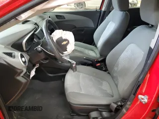 2020 Chevrolet Sonic LT z VIN 1G1JG6SB6L4123809, wystawiony jako Copart lot #42010805 z przebiegiem 40 249 mil mil oraz Szkody całkowita. Historia ofert i sprzedaży dostępna na DreamBid. Obrazek 7.