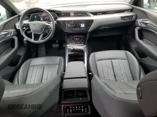 2023 Audi e-tron Sportback S line Premium z VIN WA11AAGEXPB004395, wystawiony jako Copart lot #68947554 z przebiegiem 19 852 mil mil oraz Szkoda całkowita • Salvage title. Historia ofert i sprzedaży dostępna na DreamBid. Obrazek 8.