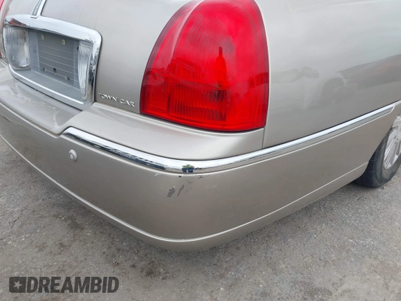 2003 Lincoln Town Car Signature z VIN 1LNHM82W83Y704682, wystawiony jako IAAI lot #41929310 z przebiegiem 242 995 mil mil oraz . Historia ofert i sprzedaży dostępna na DreamBid. Obrazek 13.