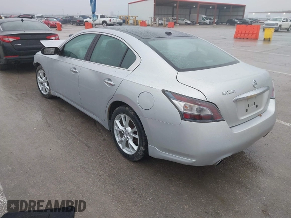 2013 Nissan Maxima SV z VIN 1N4AA5AP3DC821260, wystawiony jako IAAI lot #41504016 z przebiegiem Nie podano mil oraz . Historia ofert i sprzedaży dostępna na DreamBid. Obrazek 3.