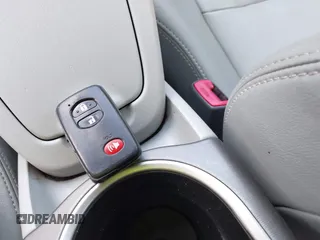 2013 Toyota Prius One z VIN JTDKN3DU1D1675316, wystawiony jako IAAI lot #42091871 z przebiegiem 200 723 mil mil oraz . Historia ofert i sprzedaży dostępna na DreamBid. Obrazek 11.