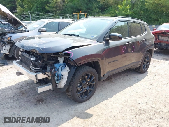 2023 Jeep Compass Latitude z VIN 3C4NJDBNXPT520349, wystawiony jako IAAI lot #42393852 z przebiegiem 45 340 mil mil oraz . Historia ofert i sprzedaży dostępna na DreamBid. Obrazek 2.