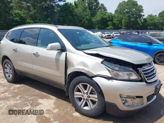 2015 Chevrolet Traverse LT z VIN 1GNKRHKD7FJ109076, wystawiony jako IAAI lot #42032817 z przebiegiem 62 830 mil mil oraz . Historia ofert i sprzedaży dostępna na DreamBid. Obrazek 1.