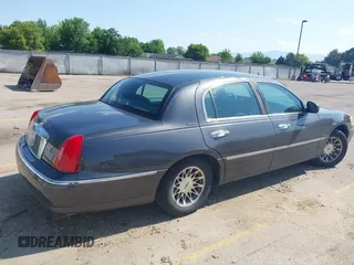 2000 Lincoln Town Car Signature z VIN 1LNHM82W0YY914457, wystawiony jako IAAI lot #42465439 z przebiegiem 237 145 mil mil oraz . Historia ofert i sprzedaży dostępna na DreamBid. Obrazek 4.