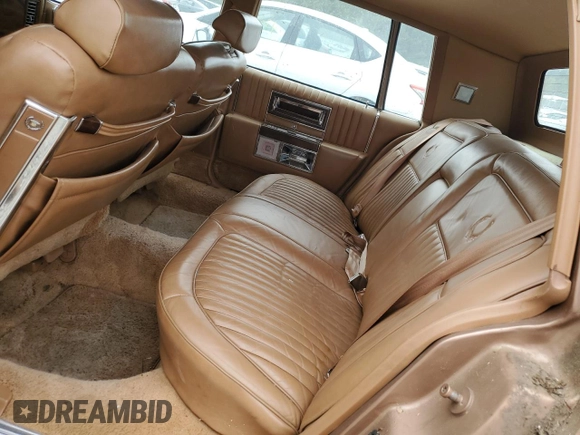 1988 Cadillac Brougham z VIN 1G6DW51Y5J9727006, wystawiony jako Copart lot #70573614 z przebiegiem 34 628 mil mil oraz Szkody całkowita. Historia ofert i sprzedaży dostępna na DreamBid. Obrazek 10.