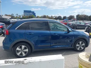 2017 Kia Niro LX with VIN KNDCB3LC6H5075363, listed as a IAAI auction lot 42132101 with 60,595 mi miles. Bid and sale history available at carsss.com. Image 13.