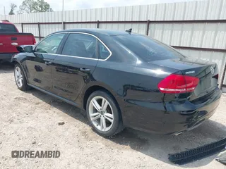 2015 Volkswagen Passat SE z VIN 1VWBV7A33FC024325, wystawiony jako IAAI lot #42313126 z przebiegiem 179 964 mil mil oraz . Historia ofert i sprzedaży dostępna na DreamBid. Obrazek 3.