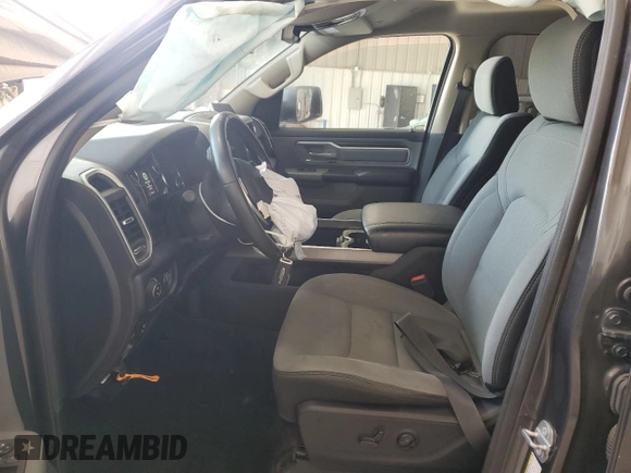 2020 Ram 1500 Big Horn z VIN 1C6SRFBT8LN120507, wystawiony jako Copart lot #57558095 z przebiegiem 57 993 mil mil oraz Szkoda całkowita • Salvage title. Historia ofert i sprzedaży dostępna na DreamBid. Obrazek 7.