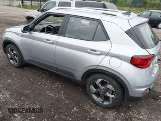 2022 Hyundai Venue SEL z VIN KMHRC8A3XNU188561, wystawiony jako IAAI lot #42337212 z przebiegiem 65 849 mil mil oraz . Historia ofert i sprzedaży dostępna na DreamBid. Obrazek 3.