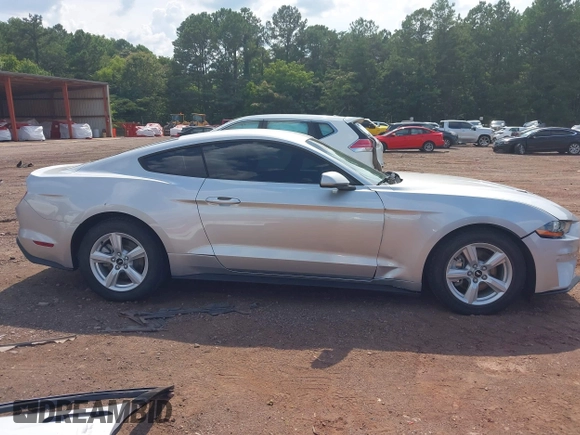 2018 Ford Mustang EcoBoost z VIN 1FA6P8TH6J5174509, wystawiony jako IAAI lot #42627744 z przebiegiem 83 093 mil mil oraz . Historia ofert i sprzedaży dostępna na DreamBid. Obrazek 13.
