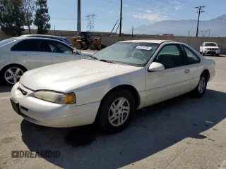 1996 Ford Thunderbird LX z VIN 1FALP62W6TH108454, wystawiony jako Copart lot #62574155 z przebiegiem 81 975 mil mil oraz Czysty tytuł • Clean title. Historia ofert i sprzedaży dostępna na DreamBid. Obrazek 1.