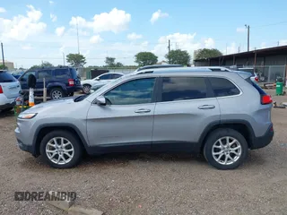 2018 Jeep Cherokee Latitude Tech Connect z VIN 1C4PJLCB5JD568524, wystawiony jako IAAI lot #42542664 z przebiegiem 82 370 mil mil oraz . Historia ofert i sprzedaży dostępna na DreamBid. Obrazek 14.