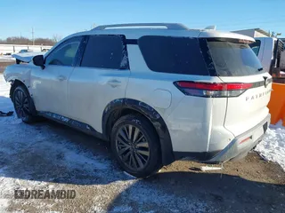 2024 Nissan Pathfinder SL z VIN 5N1DR3CD5RC275166, wystawiony jako IAAI lot #41608764 z przebiegiem 10 843 mil mil oraz . Historia ofert i sprzedaży dostępna na DreamBid. Obrazek 3.