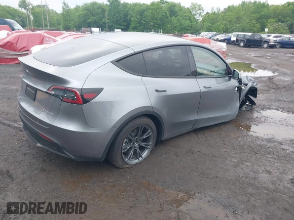 2024 Tesla Model Y Long Range z VIN 7SAYGDEE7RA300756, wystawiony jako IAAI lot #41922910 z przebiegiem 4 262 mil mil oraz . Historia ofert i sprzedaży dostępna na DreamBid. Obrazek 4.
