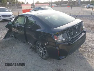 2015 Scion tC z VIN JTKJF5C71FJ009326, wystawiony jako IAAI lot #41588230 z przebiegiem 283 796 mil mil oraz . Historia ofert i sprzedaży dostępna na DreamBid. Obrazek 3.