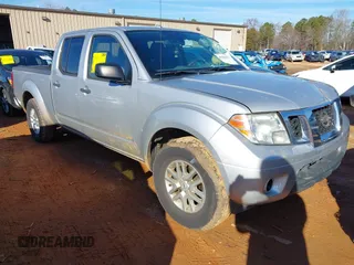 2015 Nissan Frontier SV z VIN 1N6AD0FR0FN711897, wystawiony jako IAAI lot #41586254 z przebiegiem 106 326 mil mil oraz . Historia ofert i sprzedaży dostępna na DreamBid. Obrazek 1.