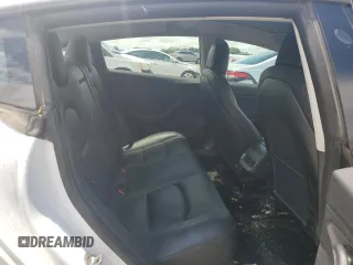 2018 Tesla Model 3 Long Range Battery z VIN 5YJ3E1EB7JF106429, wystawiony jako Copart lot #56319995 z przebiegiem 145 648 mil mil oraz Tytuł czysty. Historia ofert i sprzedaży dostępna na DreamBid. Obrazek 10.