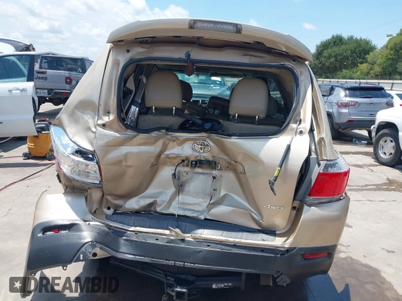 2011 Toyota Highlander z VIN 5TDBK3EH2BS042799, wystawiony jako IAAI lot #39900598 z przebiegiem 232 331 mil mil oraz . Historia ofert i sprzedaży dostępna na DreamBid. Obrazek 6.
