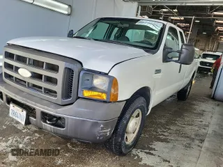 2005 Ford F-250 XL z VIN 1FTSX20545EB22186, wystawiony jako IAAI lot #42501146 z przebiegiem 157 916 mil mil oraz . Historia ofert i sprzedaży dostępna na DreamBid. Obrazek 33.