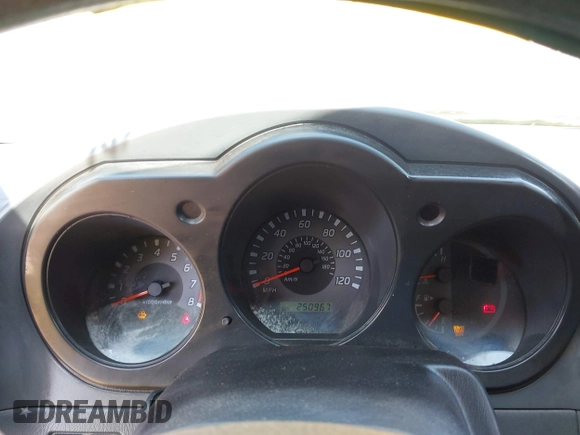 2002 Nissan Xterra XE z VIN 5N1ED28T22C571460, wystawiony jako IAAI lot #42346796 z przebiegiem 250 967 mil mil oraz . Historia ofert i sprzedaży dostępna na DreamBid. Obrazek 7.