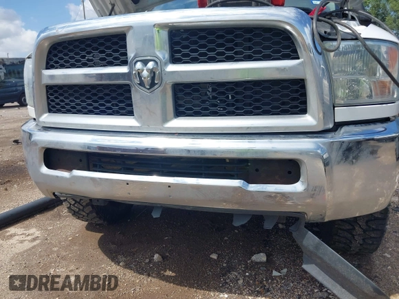 2018 Ram 2500 Tradesman z VIN 3C6UR5HJ5JG284053, wystawiony jako IAAI lot #42672148 z przebiegiem 158 783 mil mil oraz . Historia ofert i sprzedaży dostępna na DreamBid. Obrazek 6.