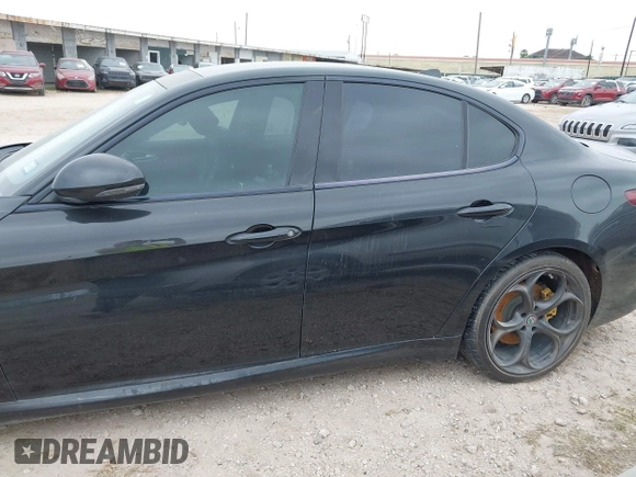 2017 Alfa Romeo Giulia Ti z VIN ZARFAECNXH7556854, wystawiony jako IAAI lot #41973525 z przebiegiem 129 413 mil mil oraz . Historia ofert i sprzedaży dostępna na DreamBid. Obrazek 14.