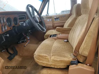 1990 GMC Suburban z VIN 1GKGR26K8LF528125, wystawiony jako Copart lot #84931724 z przebiegiem Nie podano mil oraz Szkody całkowita. Historia ofert i sprzedaży dostępna na DreamBid. Obrazek 7.