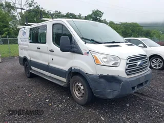 2018 Ford Transit z VIN 1FTYR1ZM1JKB18598, wystawiony jako IAAI lot #42533470 z przebiegiem 215 015 mil mil oraz . Historia ofert i sprzedaży dostępna na DreamBid. Obrazek 1.