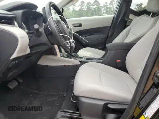 2022 Toyota Corolla Cross LE z VIN 7MUCAAAG9NV024206, wystawiony jako Copart lot #53733855 z przebiegiem 5610 mil mil oraz Szkody całkowita. Historia ofert i sprzedaży dostępna na DreamBid. Obrazek 7.