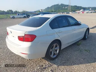 2014 BMW 3 Series 328i xDrive с VIN WBA3B5C51EP542103, выставлен на аукционе IAAI как лот 40113663 с пробегом 160 776 миль миль и . История ставок и продаж доступна на DreamBid. Изображение 4.