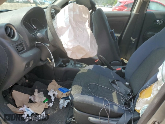 2012 Nissan Versa SV z VIN 3N1CN7AP6CL858151, wystawiony jako Copart lot #59192435 z przebiegiem 134 490 mil mil oraz Szkoda całkowita • Salvage title. Historia ofert i sprzedaży dostępna na DreamBid. Obrazek 7.