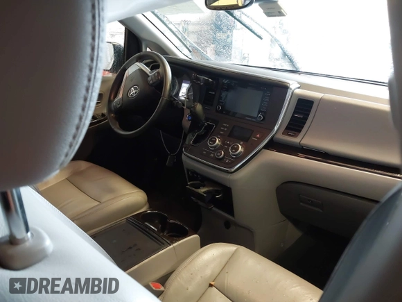 2019 Toyota Sienna XLE Auto Access Seat with VIN 5TDYZ3DC5KS977780, listed as a IAAI auction lot 42015998 with 100,387 mi miles. Bid and sale history available at carsss.com. Image 5.