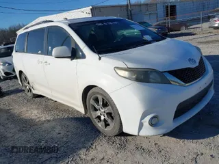 2011 Toyota Sienna SE with VIN 5TDXK3DC7BS029302, listed as a IAAI auction lot 41632724 with 211,503 mi miles. Bid and sale history available at carsss.com. Image 1.