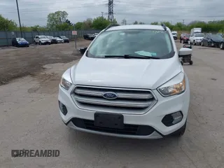 2018 Ford Escape SE z VIN 1FMCU9GDXJUC99453, wystawiony jako IAAI lot #42195202 z przebiegiem 191 840 mil mil oraz . Historia ofert i sprzedaży dostępna na DreamBid. Obrazek 12.