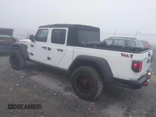 2022 Jeep Gladiator Rubicon z VIN 1C6JJTBG3NL111054, wystawiony jako IAAI lot #40793144 z przebiegiem 40 115 mil mil oraz . Historia ofert i sprzedaży dostępna na DreamBid. Obrazek 3.