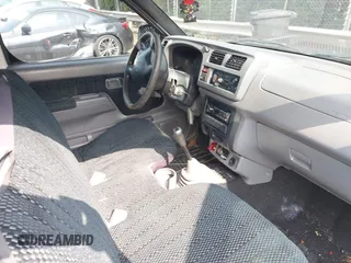 1998 Nissan Frontier XE z VIN 1N6DD21S6WC388647, wystawiony jako IAAI lot #42378027 z przebiegiem Nie podano mil oraz . Historia ofert i sprzedaży dostępna na DreamBid. Obrazek 5.