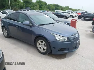 2014 Chevrolet Cruze 1LT z VIN 1G1PC5SB0E7329564, wystawiony jako IAAI lot #42272170 z przebiegiem 160 125 mil mil oraz . Historia ofert i sprzedaży dostępna na DreamBid. Obrazek 1.