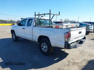 2017 Toyota Tacoma SR z VIN 5TFRX5GN8HX092723, wystawiony jako IAAI lot #41862331 z przebiegiem 114 772 mil mil oraz . Historia ofert i sprzedaży dostępna na DreamBid. Obrazek 3.